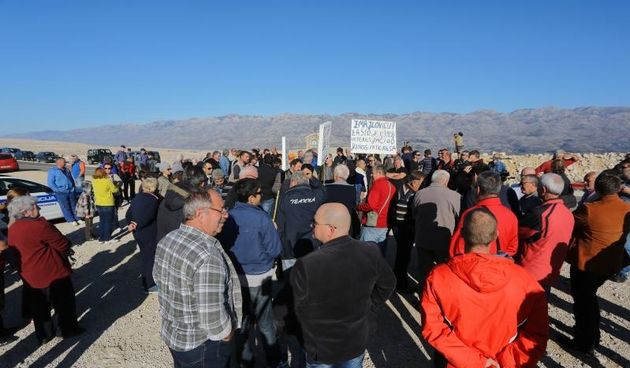 Pag: Prosvjed protiv ilegalnih berača samoniklog bilja, Foto: Filip Brala/PIXSELL