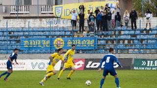 Zadar, 270413.
Stadion Stanovi.
1.HNL, 29. kolo utakmica Zadar – Inter.
Na fotografiji: dvadesetak Divljih svinja , navijaca Intera doslo je bodriti svoj klub u Zadru.
Foto: Josko Ponos / CROPIX Zadar, 270413.
Stadion Stanovi.
1.HNL, 29. kolo utakmica Zadar – Inter.
Na fotografiji: dvadesetak Divljih svinja , navijaca Intera doslo je bodriti svoj klub u Zadru.
Foto: Josko Ponos / CROPIX