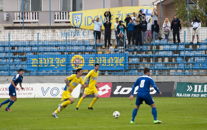 Zadar, 270413.
Stadion Stanovi.
1.HNL, 29. kolo utakmica Zadar – Inter.
Na fotografiji: dvadesetak Divljih svinja , navijaca Intera doslo je bodriti svoj klub u Zadru.
Foto: Josko Ponos / CROPIX Zadar, 270413.
Stadion Stanovi.
1.HNL, 29. kolo utakmica Zadar – Inter.
Na fotografiji: dvadesetak Divljih svinja , navijaca Intera doslo je bodriti svoj klub u Zadru.
Foto: Josko Ponos / CROPIX