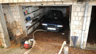 Dubrovnik, 221110.
Velike kolicine kise koje su padale danas na dubrovackom podrucju izazvale su velike poplave , odrone, sto je uveliko otezavalo pjesacki o cestovni promet. Na fotografiji , kuce ispod magistrale su poplavljene, pa su stanari koristili p