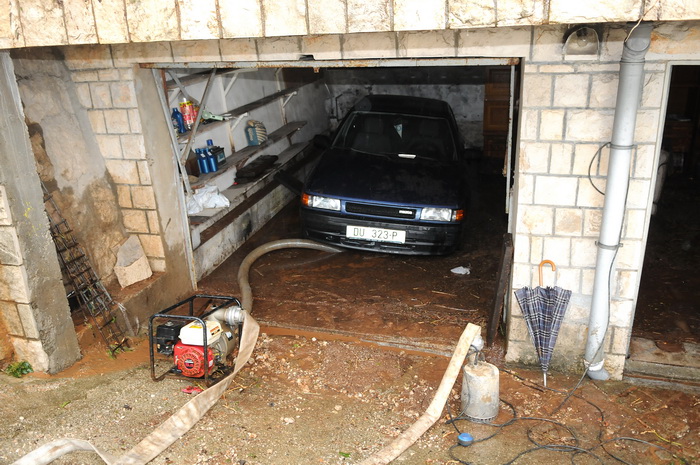 Dubrovnik, 221110.
Velike kolicine kise koje su padale danas na dubrovackom podrucju izazvale su velike poplave , odrone, sto je uveliko otezavalo pjesacki o cestovni promet. Na fotografiji , kuce ispod magistrale su poplavljene, pa su stanari koristili p