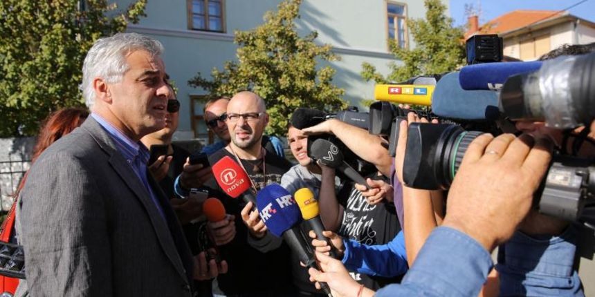 Danas je nakon ispitivanja u Zagrebu u stan u zadarskim Arbanasima od strane policije doveden bivši državni tajnik Zdravko Livaković kako bi se uz njegovu prisutnost i prisutnost njegova odvjetnika obavila pretraga stana. Pretpostavlja se da se istražuje Danas je nakon ispitivanja u Zagrebu u stan u zadarskim Arbanasima od strane policije doveden bivši državni tajnik Zdravko Livaković kako bi se uz njegovu prisutnost i prisutnost njegova odvjetnika obavila pretraga stana. Pretpostavlja se da se istražuje