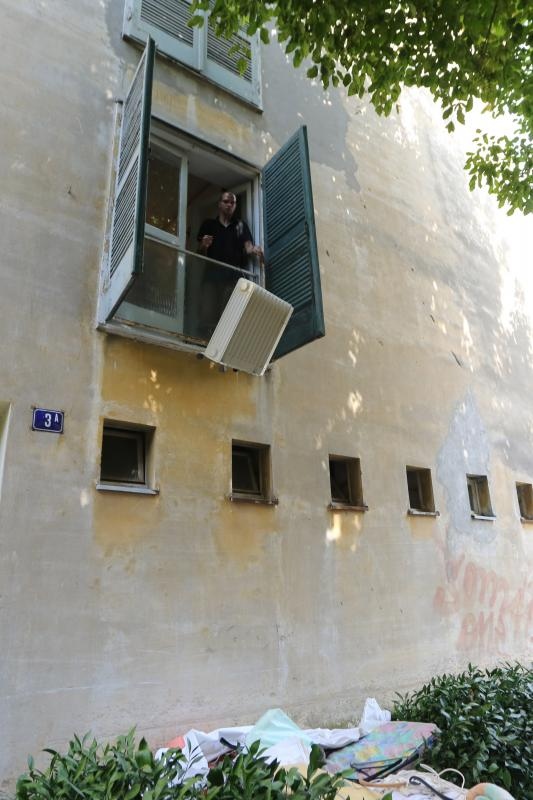 Podstanari uočili zmiju u stanu, nisu je pronašli pa su sav namještaj izbacili, foto: Filip Brala/PIXSELL Podstanari uočili zmiju u stanu, nisu je pronašli pa su sav namještaj izbacili, foto: Filip Brala/PIXSELL