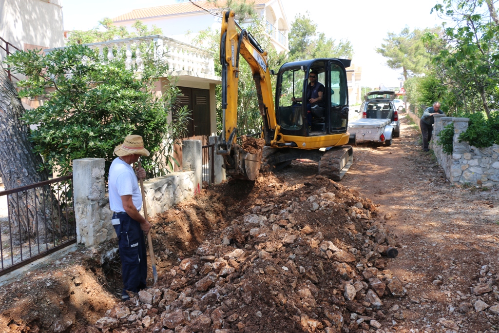 Vir: Radovi na postavljanju javne rasvjete i asfaltiranju prometnica Vir: Radovi na postavljanju javne rasvjete i asfaltiranju prometnica