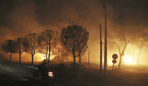 Više od 20 osoba poginulo u šumskim požarima u blizini Atene