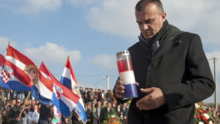 Nadin, 191111.
Clanovi 23 braniteljske udruge danas su u mimohodu od Benkovca do Skabrnje, hodnja se zaustavlja samo u Nadinu zbog polaganja vijenaca (na danasnji dan u Nadinu je ubijeno 19 civila, do sada nema optuzenih za masakr).
Na fotografiji: Svemir
