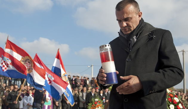 Nadin, 191111.
Clanovi 23 braniteljske udruge danas su u mimohodu od Benkovca do Skabrnje, hodnja se zaustavlja samo u Nadinu zbog polaganja vijenaca (na danasnji dan u Nadinu je ubijeno 19 civila, do sada nema optuzenih za masakr).
Na fotografiji: Svemir