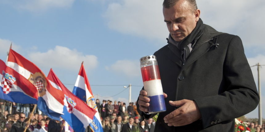 Nadin, 191111.
Clanovi 23 braniteljske udruge danas su u mimohodu od Benkovca do Skabrnje, hodnja se zaustavlja samo u Nadinu zbog polaganja vijenaca (na danasnji dan u Nadinu je ubijeno 19 civila, do sada nema optuzenih za masakr).
Na fotografiji: Svemir Nadin, 191111.
Clanovi 23 braniteljske udruge danas su u mimohodu od Benkovca do Skabrnje, hodnja se zaustavlja samo u Nadinu zbog polaganja vijenaca (na danasnji dan u Nadinu je ubijeno 19 civila, do sada nema optuzenih za masakr).
Na fotografiji: Svemir