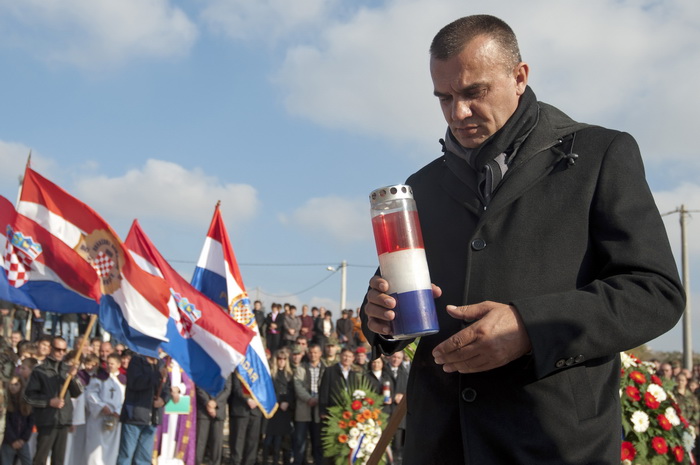 Nadin, 191111.
Clanovi 23 braniteljske udruge danas su u mimohodu od Benkovca do Skabrnje, hodnja se zaustavlja samo u Nadinu zbog polaganja vijenaca (na danasnji dan u Nadinu je ubijeno 19 civila, do sada nema optuzenih za masakr).
Na fotografiji: Svemir