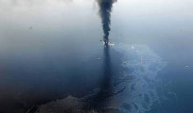 Potonuće naftne platforme u Meksičkom zaljevu (Foto: AP)