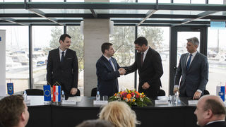 Ministar Oleg Butković potpisao ugovore za izgradnju trajektne luke Tkon i sanaciju luka Turanj, Mandre i Petrčane Ministar Oleg Butković potpisao ugovore za izgradnju trajektne luke Tkon i sanaciju luka Turanj, Mandre i Petrčane