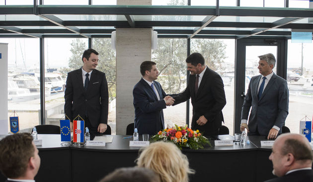 Ministar Oleg Butković potpisao ugovore za izgradnju trajektne luke Tkon i sanaciju luka Turanj, Mandre i Petrčane