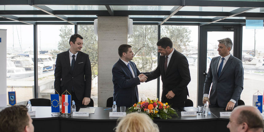 Ministar Oleg Butković potpisao ugovore za izgradnju trajektne luke Tkon i sanaciju luka Turanj, Mandre i Petrčane