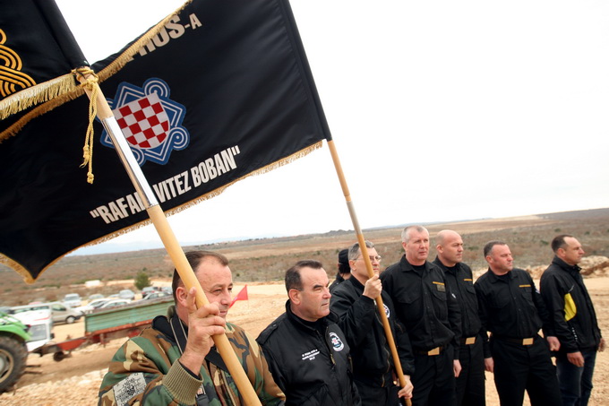 Skabrnja, 230313.
Na Razovljevoj glavici u Skabrnji, uz put koji ce prolaziti uokolo buducega Memorijalnog centra, jutros je izgradjen kriz u suhozidu. U gradnji kriza dimenzija 24 puta 15 metara, visine 80 centimetara te sirine jednog metra sudjelovalo j Skabrnja, 230313.
Na Razovljevoj glavici u Skabrnji, uz put koji ce prolaziti uokolo buducega Memorijalnog centra, jutros je izgradjen kriz u suhozidu. U gradnji kriza dimenzija 24 puta 15 metara, visine 80 centimetara te sirine jednog metra sudjelovalo j