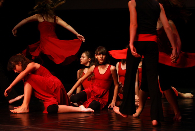 Zadar, 120512.
14 plesnih ansambala iz cijele Hrvatske nastupilo je vecaras na prvom Zadarskom plesnom festivalu. Organizatori ove plesne manifestacije koja je odrzana u Kazalistu lutaka su plesna udruga Gesta, Grad Zadar, Zadarska zupanija i Turisticka z Zadar, 120512.
14 plesnih ansambala iz cijele Hrvatske nastupilo je vecaras na prvom Zadarskom plesnom festivalu. Organizatori ove plesne manifestacije koja je odrzana u Kazalistu lutaka su plesna udruga Gesta, Grad Zadar, Zadarska zupanija i Turisticka z