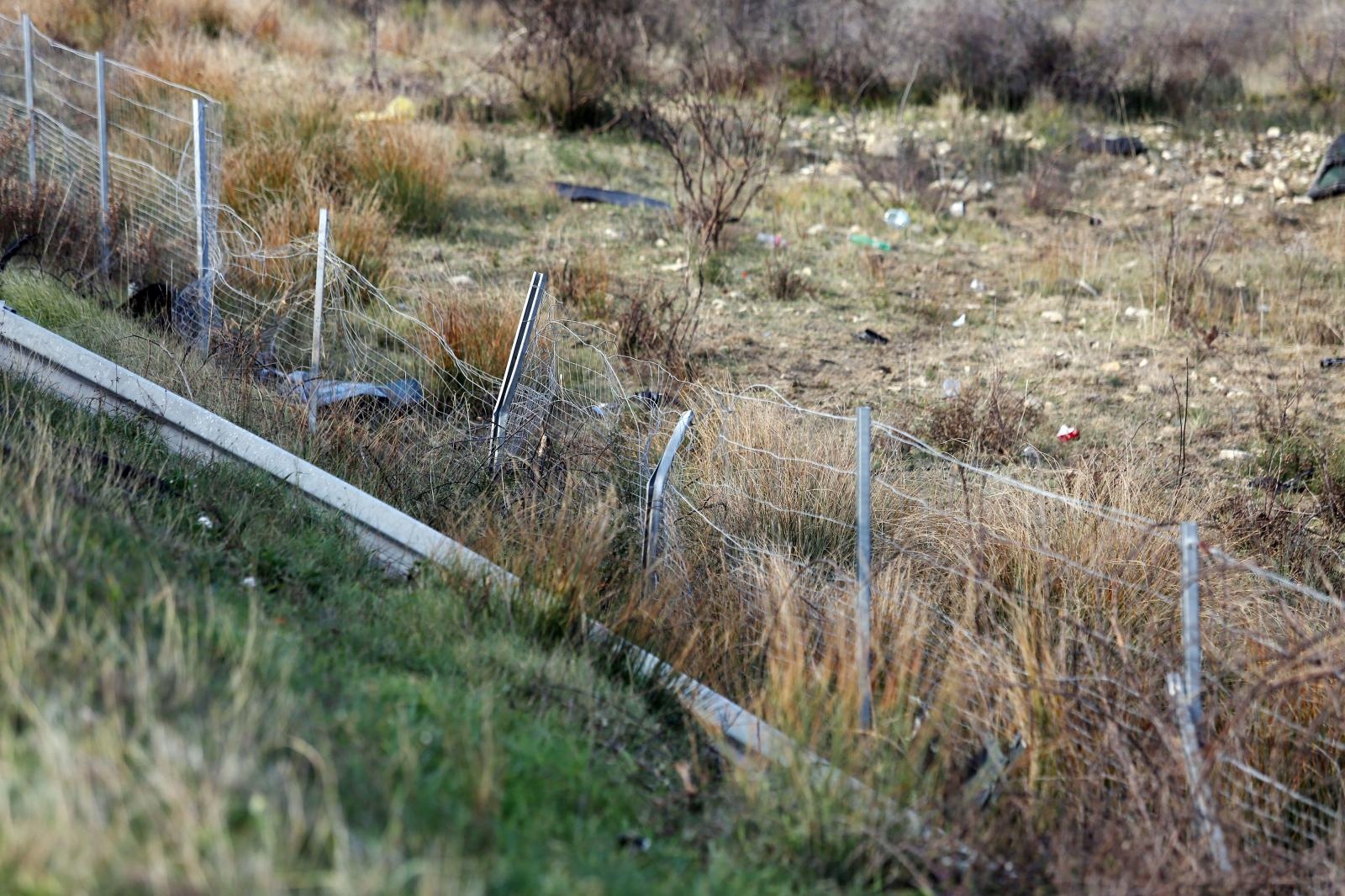 U prometnoj nesreći na Kalmetini cesti vozač probio zaštitnu ogradu