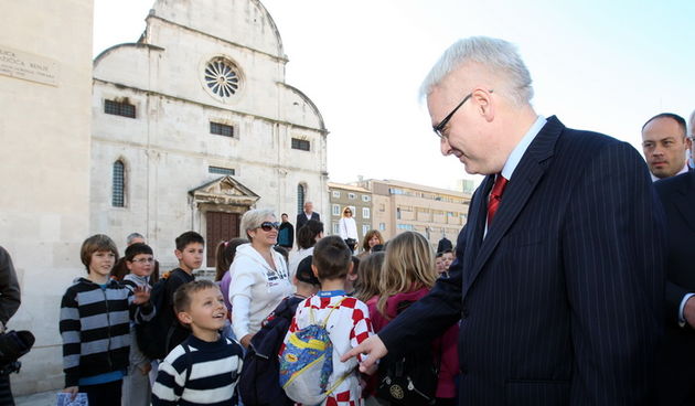Zadar, 260312.
Predsjednik Republike Hrvatske dr. Ivo Josipovic boravi danas u sluzbenom posjetu Zadru i Zadarskoj zupaniji. U 9.15 sati predsjednik se susreo s predstavnicima zupanijske i gradske vlasti u Domu Zadarske zupanije. Nakon toga u 11 sati pred
