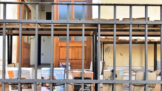 Smočena građa Znanstvene knjižnice Zadar suši se na suncu Smočena građa Znanstvene knjižnice Zadar suši se na suncu