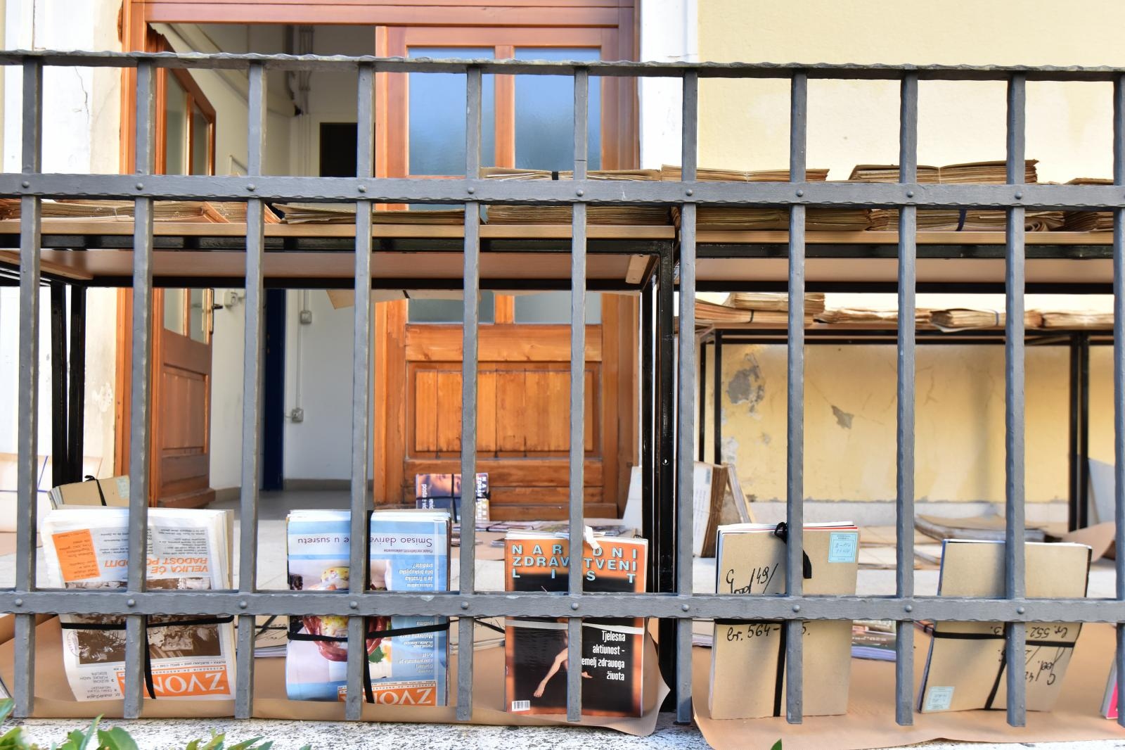 Smočena građa Znanstvene knjižnice Zadar suši se na suncu Smočena građa Znanstvene knjižnice Zadar suši se na suncu