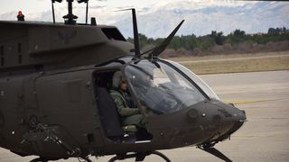 Letačka obuka nove skupine pilota na Kiowama