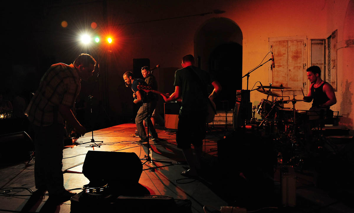 Zadar, 2.8.2013. snimio: Nenad Marčev 

Mario Huljev i
Dino Dvornik tribute band

Jurica Leikauff, klavijature, 
Marko Duvnjak, bubnjar, 
Alen Svetopetrić, bas gitara, 
Zoran Jex Jaeger, gitara,
Ivan Premelč, saksofon.


Dvorište Providurove palače