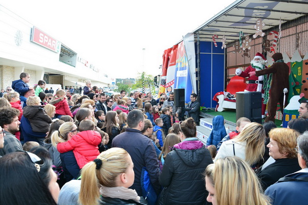 Supernova Zadar: Sveti Nikola i kamion Djeda mraza, Foto: Iva Perinčić Supernova Zadar: Sveti Nikola i kamion Djeda mraza, Foto: Iva Perinčić