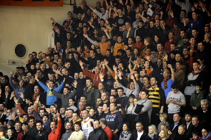 Sibenik ,170213.
Dvorana Baldekin 
Derbi utakmica izmedju GKK Sibenik i Sonik Puntamika Zadar za prvaka A2 Hrvatske kosarkaske lige Jug.
Na fotografiji: navijaci.
Foto: Niksa Stipanicev / CROPIX