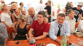 Zadar, 050811.
U Kastel Zegarskom na izletistu Mlinice na Zrmanji druzili su se clanovi aktivisti izborne jedinice sa celnicima Kastavske skupine – Zoranom Milanovicem, Radimirom Cacicem i Silvanom Hreljom.
Na slici: Milanovic i Cacic
Foto: Vladimir Ivano Zadar, 050811.
U Kastel Zegarskom na izletistu Mlinice na Zrmanji druzili su se clanovi aktivisti izborne jedinice sa celnicima Kastavske skupine – Zoranom Milanovicem, Radimirom Cacicem i Silvanom Hreljom.
Na slici: Milanovic i Cacic
Foto: Vladimir Ivano