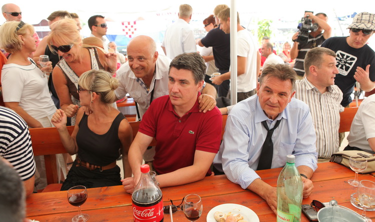 Zadar, 050811.
U Kastel Zegarskom na izletistu Mlinice na Zrmanji druzili su se clanovi aktivisti izborne jedinice sa celnicima Kastavske skupine – Zoranom Milanovicem, Radimirom Cacicem i Silvanom Hreljom.
Na slici: Milanovic i Cacic
Foto: Vladimir Ivano Zadar, 050811.
U Kastel Zegarskom na izletistu Mlinice na Zrmanji druzili su se clanovi aktivisti izborne jedinice sa celnicima Kastavske skupine – Zoranom Milanovicem, Radimirom Cacicem i Silvanom Hreljom.
Na slici: Milanovic i Cacic
Foto: Vladimir Ivano