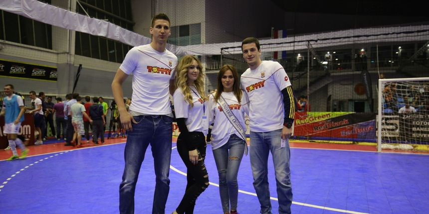 Poznate osobe iz društvenog života okušale u izvođenju penala Poznate osobe iz društvenog života okušale u izvođenju penala