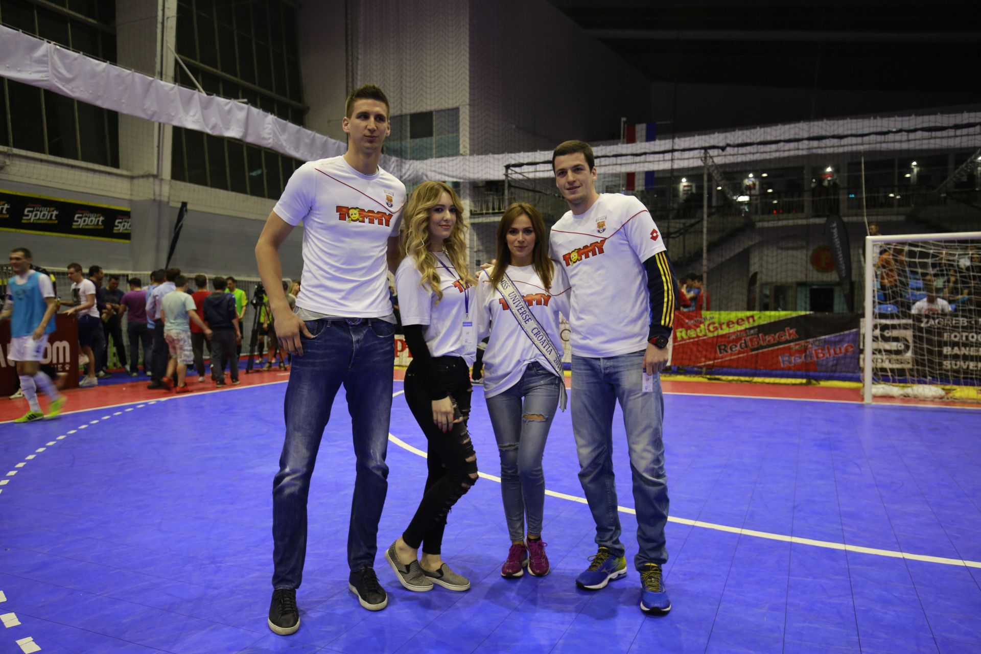 Poznate osobe iz društvenog života okušale u izvođenju penala Poznate osobe iz društvenog života okušale u izvođenju penala