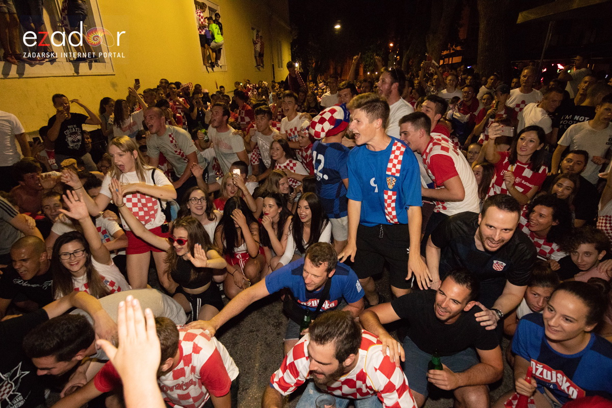 Čudesna noć: Velika fešta ulicama Zadra nakon plasmana Vatrenih u finale SP Čudesna noć: Velika fešta ulicama Zadra nakon plasmana Vatrenih u finale SP