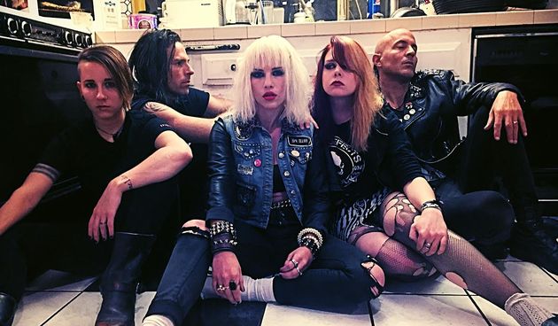 Barb Wire Dolls dolaze u KSET!