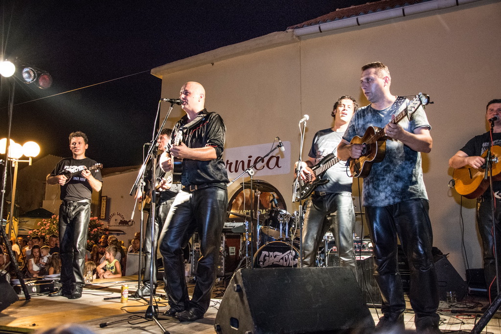 Tamburaški sastav Gazde u Povljani Tamburaški sastav Gazde u Povljani
