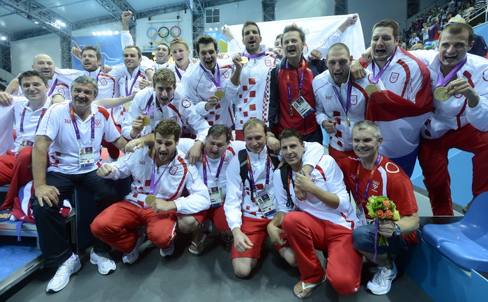 London, 120812.
Vaterpolo Arena.
Hrvatska muska vaterpolo reprezentacija pobijedila je u finalnoj utakmici protiv Italije tijekom Olimpijskih Igara u Londonu.
Na fotografiji: Hrvatska je osvojila zlatnu medalju.
Foto: Drago Sopta / CROPIX London, 120812.
Vaterpolo Arena.
Hrvatska muska vaterpolo reprezentacija pobijedila je u finalnoj utakmici protiv Italije tijekom Olimpijskih Igara u Londonu.
Na fotografiji: Hrvatska je osvojila zlatnu medalju.
Foto: Drago Sopta / CROPIX