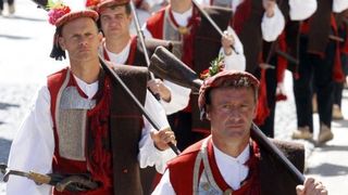 Slika Čudotvorne Gospe Sinjske u svečanoj procesiji ulicama Sinja, Foto: Tino Jurić/PIXSELL