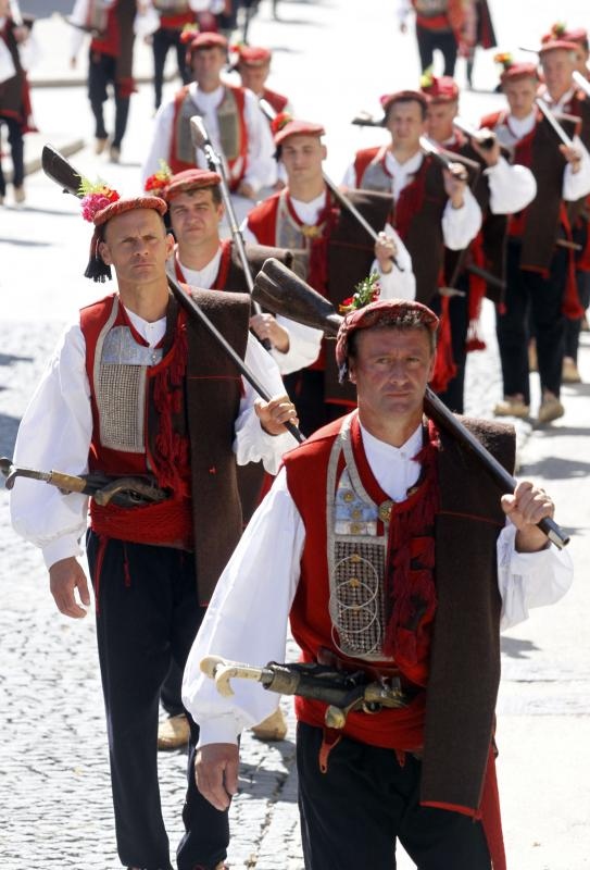 Slika Čudotvorne Gospe Sinjske u svečanoj procesiji ulicama Sinja, Foto: Tino Jurić/PIXSELL