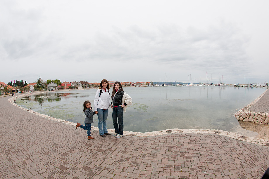 Top model Lorena Dias Terezinho i njena sestra Mara Dias, pronašle davno izgubljenu obitelj u Bibinjama, foto: Leo Banić Top model Lorena Dias Terezinho i njena sestra Mara Dias, pronašle davno izgubljenu obitelj u Bibinjama, foto: Leo Banić