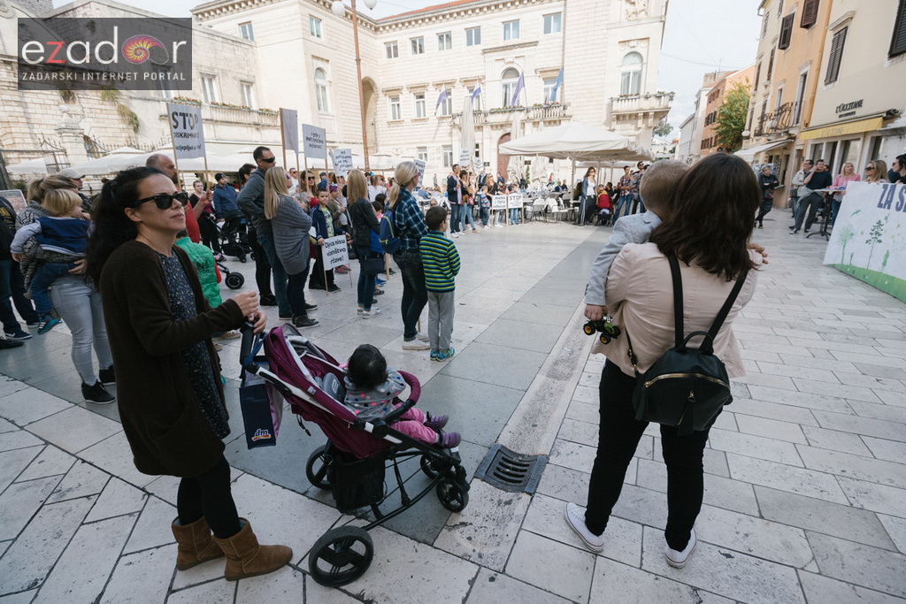 Prosvjedni skup roditelja protiv politike obaveznog cijepljenja Prosvjedni skup roditelja protiv politike obaveznog cijepljenja
