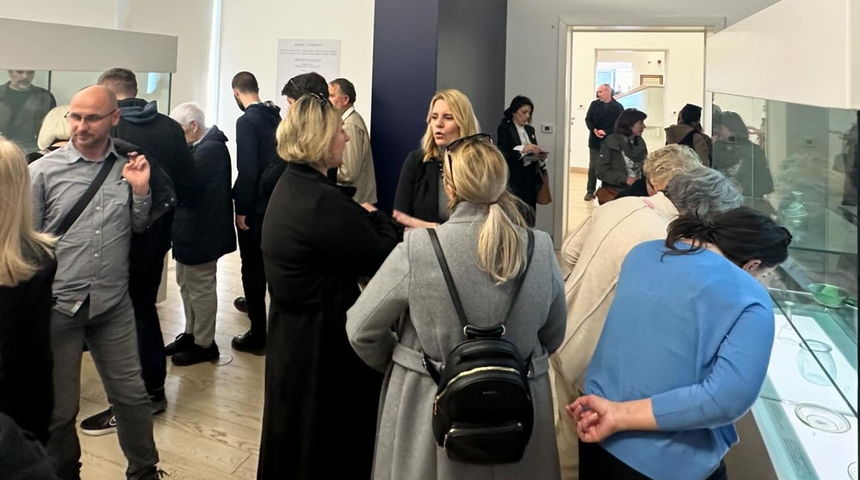 U Muzeju antičkog stakla otvorena izložba ‘Frakture vremena’ U Muzeju antičkog stakla otvorena izložba ‘Frakture vremena’