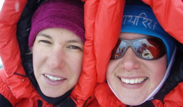 Alpinistice Darija i Iris Bostjančić na vrhu svijeta (Foto: plsavez.hr)