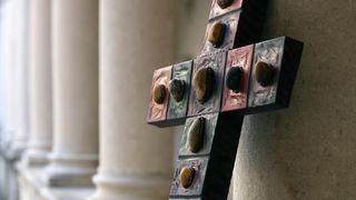 Fotograf Stephan Lupino ovih dana u Zadru u svom ateljeu izrađuje drvene skulpture i križeve, foto: Filip Brala