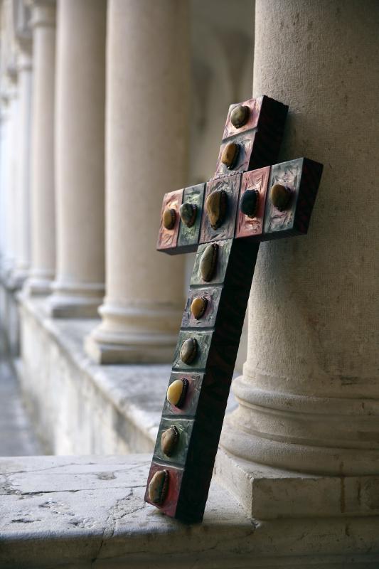 Fotograf Stephan Lupino ovih dana u Zadru u svom ateljeu izrađuje drvene skulpture i križeve, foto: Filip Brala