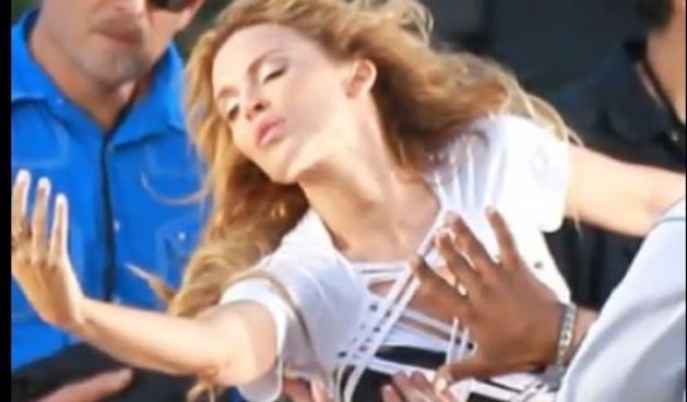Seksi Kylie Minogue u naručju gomile muškaraca (Tportal.hr)