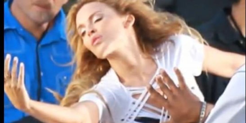 Seksi Kylie Minogue u naručju gomile muškaraca (Tportal.hr)