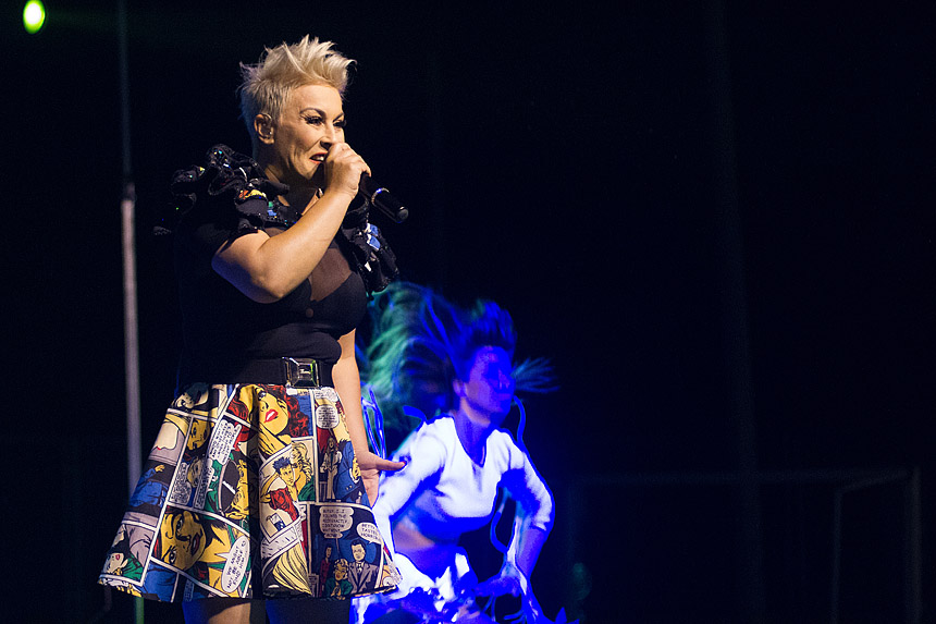 Mještani Bibinja sinoć su uživali u vrhunskom koncertu grupe Colonija na sportskom centru Crljenica Mještani Bibinja sinoć su uživali u vrhunskom koncertu grupe Colonija na sportskom centru Crljenica