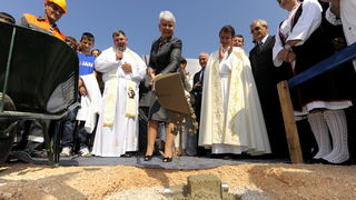Knin, 250911.
Postavljanje kamena temeljca za gradnju Pastoralnog centra Gospe velikog Hrvatskog krsnog zavjeta na prostoru bivse vojarne Senjak u Kninu
Na slici: premijerka Jadranka Kosor
Foto: Niksa Stipanicev / CROPIX Knin, 250911.
Postavljanje kamena temeljca za gradnju Pastoralnog centra Gospe velikog Hrvatskog krsnog zavjeta na prostoru bivse vojarne Senjak u Kninu
Na slici: premijerka Jadranka Kosor
Foto: Niksa Stipanicev / CROPIX