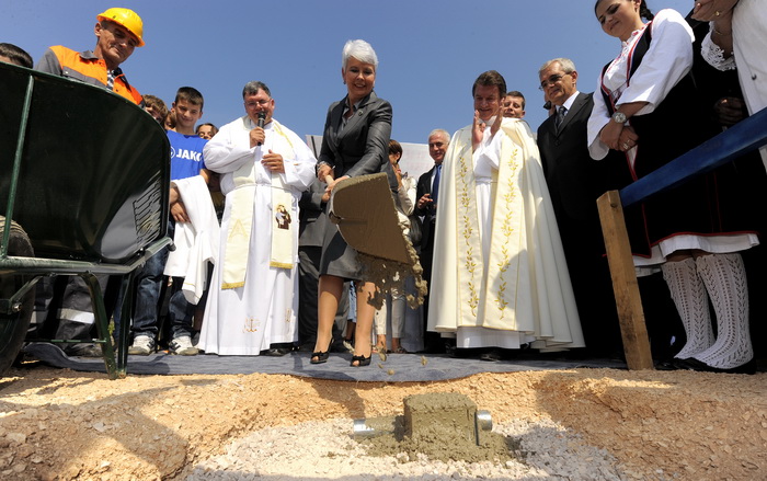 Knin, 250911.
Postavljanje kamena temeljca za gradnju Pastoralnog centra Gospe velikog Hrvatskog krsnog zavjeta na prostoru bivse vojarne Senjak u Kninu
Na slici: premijerka Jadranka Kosor
Foto: Niksa Stipanicev / CROPIX Knin, 250911.
Postavljanje kamena temeljca za gradnju Pastoralnog centra Gospe velikog Hrvatskog krsnog zavjeta na prostoru bivse vojarne Senjak u Kninu
Na slici: premijerka Jadranka Kosor
Foto: Niksa Stipanicev / CROPIX