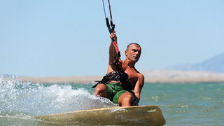 Nin, Zadar, 160712
Kitesurferi su iskoristili vjetrovit dan za uzivanje na plazi Zdrijac kraj Nina gdje se inace nalazi i kitesurfing skola.
Foto: Luka Gerlanc / CROPIX
