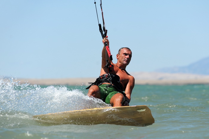 Nin, Zadar, 160712
Kitesurferi su iskoristili vjetrovit dan za uzivanje na plazi Zdrijac kraj Nina gdje se inace nalazi i kitesurfing skola.
Foto: Luka Gerlanc / CROPIX